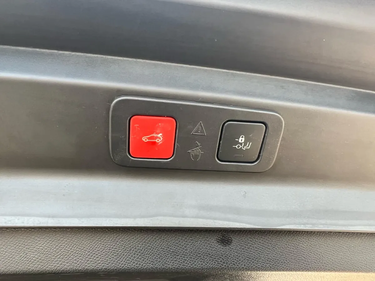 2017 Peugeot 5008 1.8T 204HP L4 6AT,autocango,china used car exporter,china ev exporter,chinese used car exporter,chinese used ev exporter