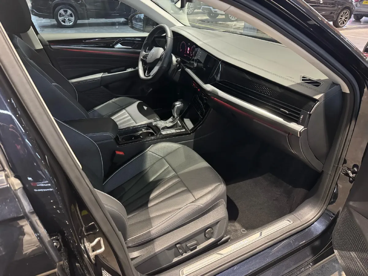 2024 Volkswagen Passat 2.0T 220HP L4 7DCT,autocango,china used car exporter,china ev exporter,chinese used car exporter,chinese used ev exporter