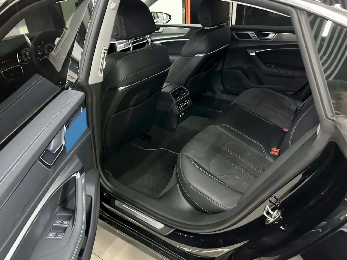 2024 Audi A7L 2.0T 245HP L4 7DCT,autocango,china used car exporter,china ev exporter,chinese used car exporter,chinese used ev exporter
