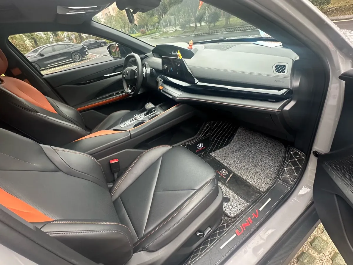 2022 ChangAn UNI-V 1.5T 188HP L4 7DCT,autocango,china used car exporter,china ev exporter,chinese used car exporter,chinese used ev exporter