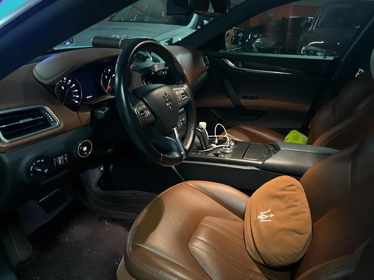 2021 Maserati Ghibli 2.0T 330HP L4 8AT,autocango,china used car exporter,china ev exporter,chinese used car exporter,chinese used ev exporter