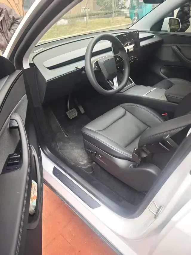 2025 Tesla Model Y BEV 62.5KWH,autocango,china used car exporter,china ev exporter,chinese used car exporter,chinese used ev exporter