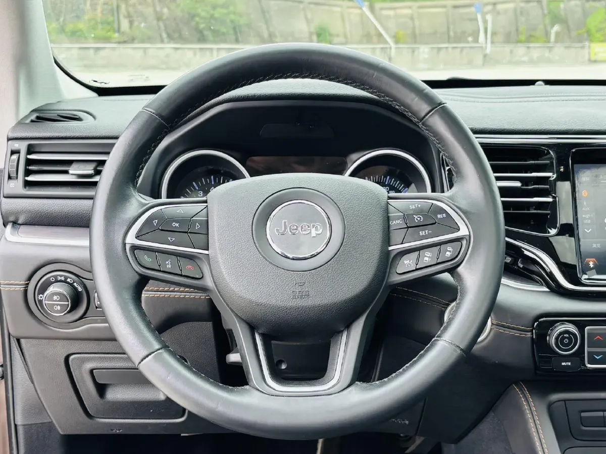 2018 Jeep Grand Commander 2.0T 265HP L4 9AT,autocango,china used car exporter,china ev exporter,chinese used car exporter,chinese used ev exporter