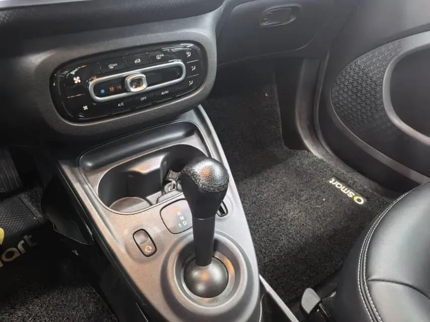 2019 Smart smart fortwo 0.9T 90HP L3 6DCT,autocango,china used car exporter,china ev exporter,chinese used car exporter,chinese used ev exporter