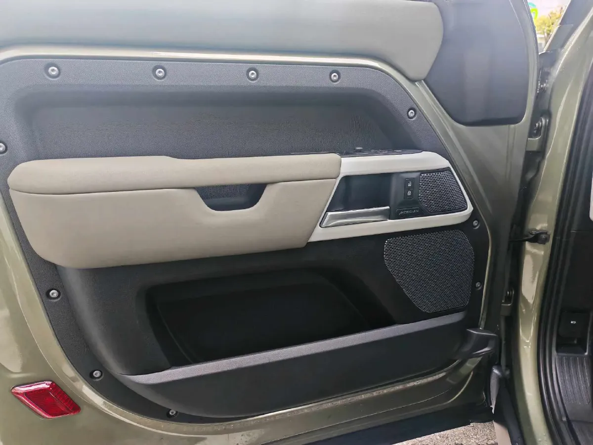 2021 Land Rover Defender 3.0T 400HP L6 8AT,autocango,china used car exporter,china ev exporter,chinese used car exporter,chinese used ev exporter