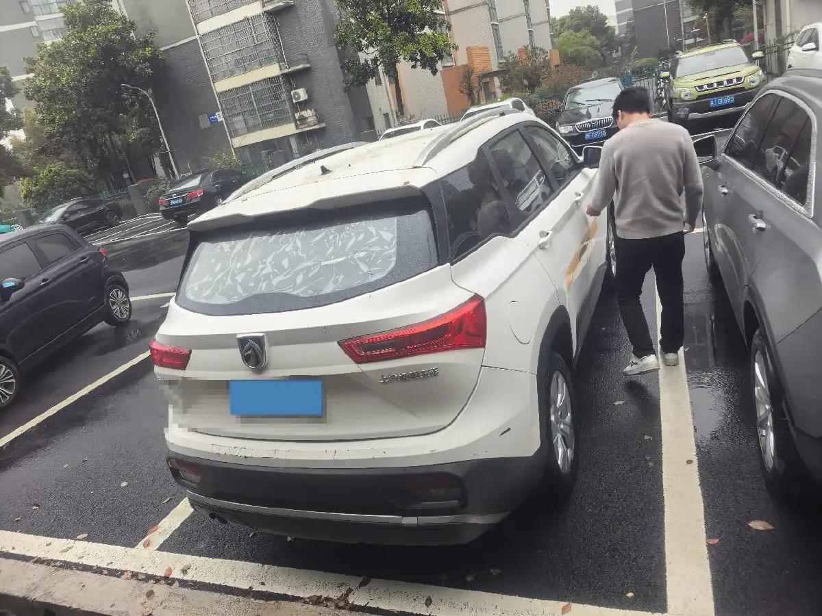 2020 BaoJun 530 1.5T 147HP L4 6MT,autocango,china used car exporter,china ev exporter,chinese used car exporter,chinese used ev exporter