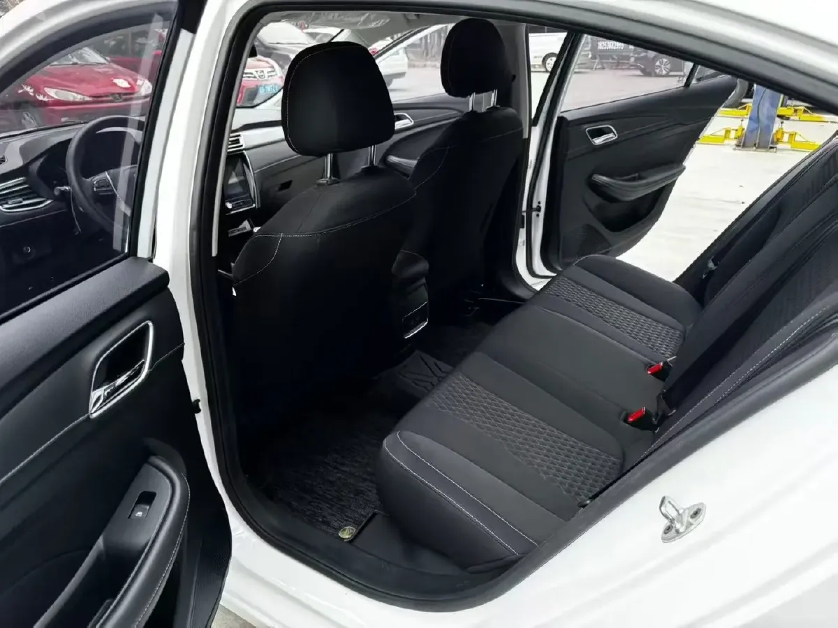 2021 Roewe i5 1.5L 120HP L4 5MT,autocango,china used car exporter,china ev exporter,chinese used car exporter,chinese used ev exporter