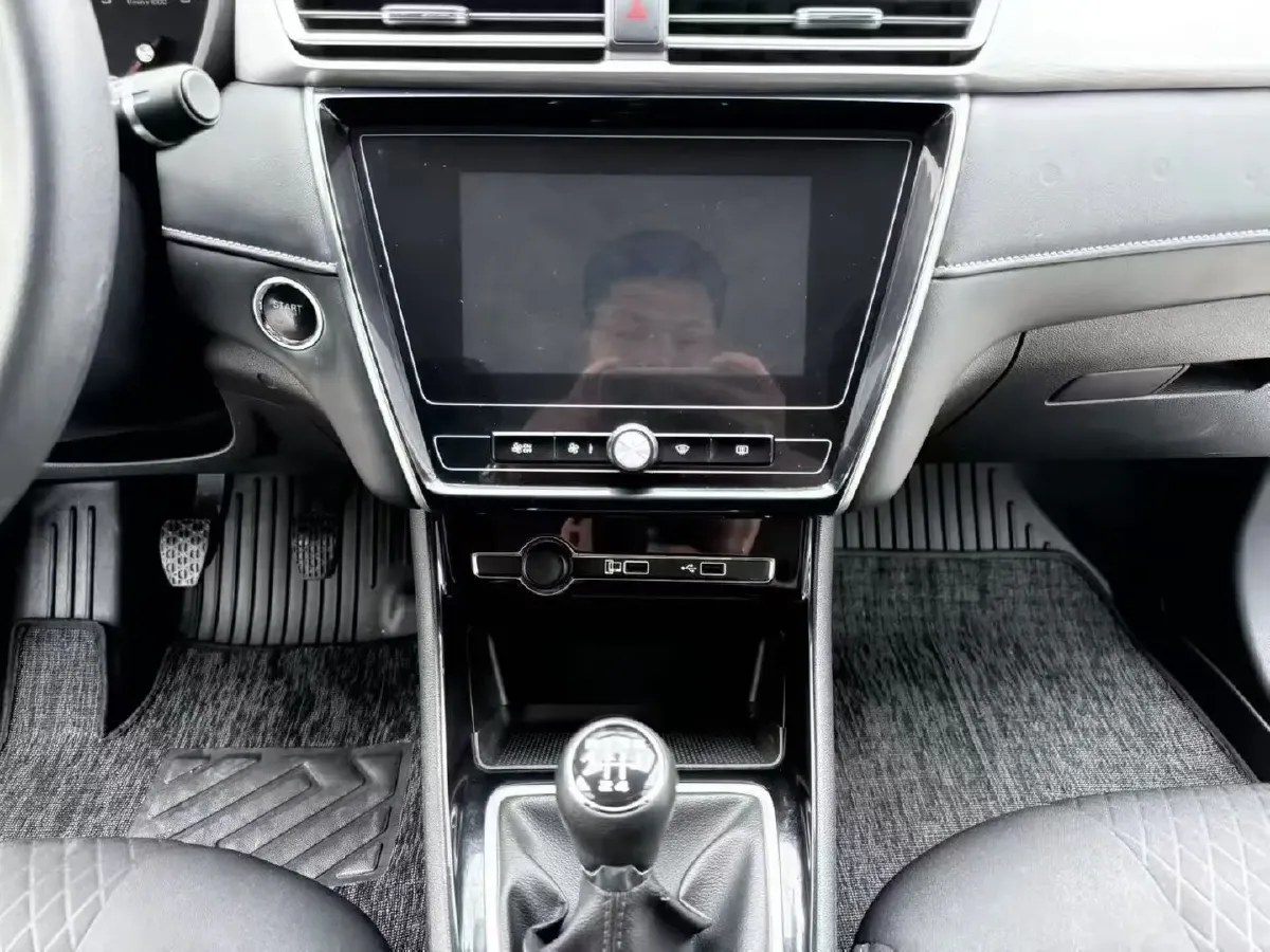 2021 Roewe i5 1.5L 120HP L4 5MT,autocango,china used car exporter,china ev exporter,chinese used car exporter,chinese used ev exporter