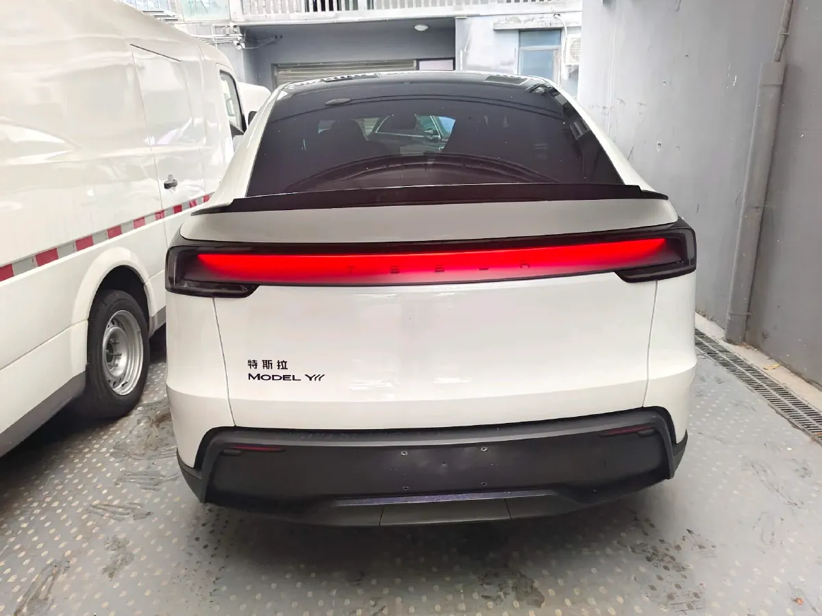 2025 Tesla Model Y L BEV,autocango,china used car exporter,china ev exporter,chinese used car exporter,chinese used ev exporter