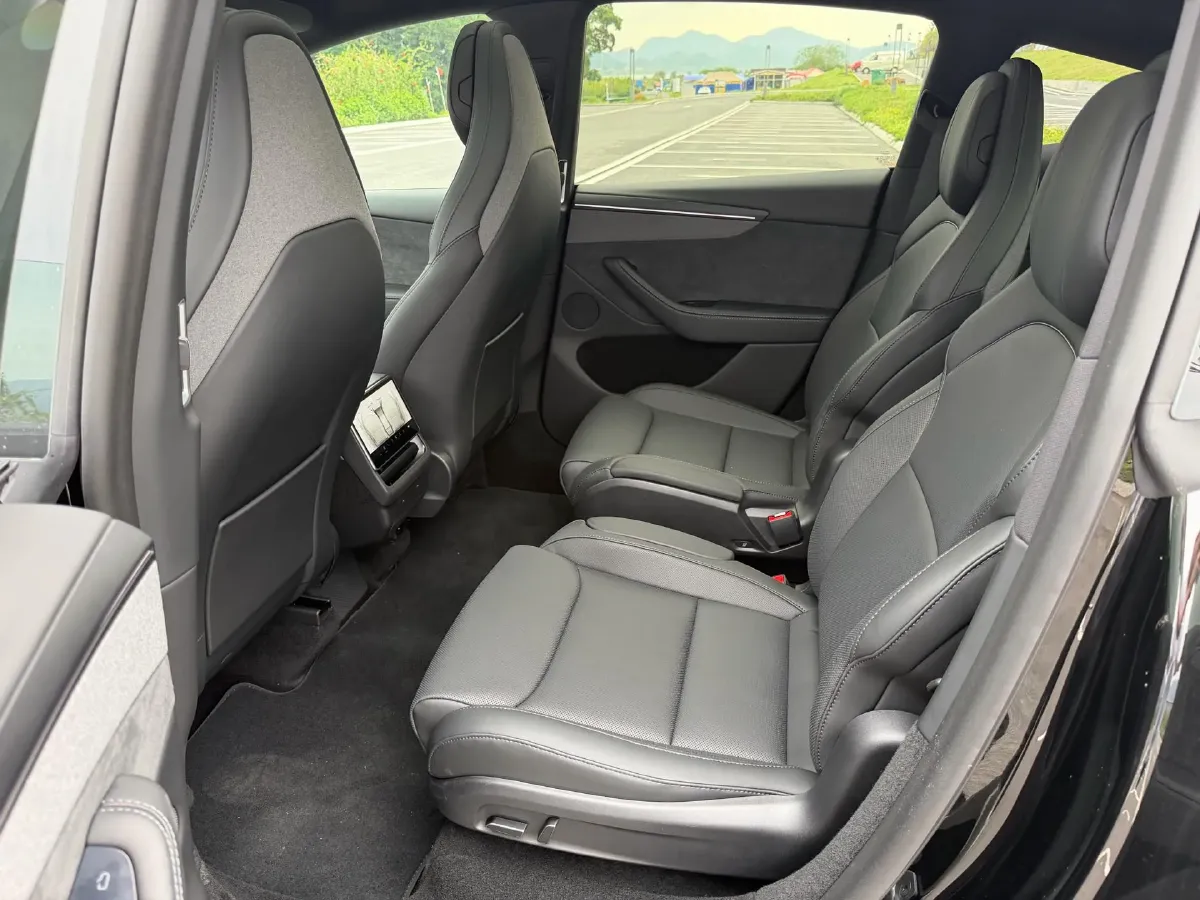 2025 Tesla Model Y L BEV,autocango,china used car exporter,china ev exporter,chinese used car exporter,chinese used ev exporter