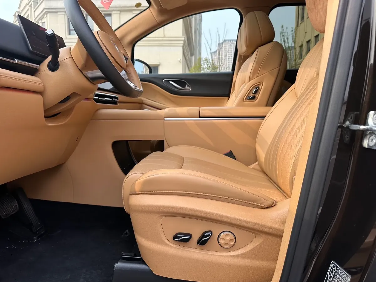 2025 Voyah Dream 1.5T 150HP L4 PHEV 41.7KWH,autocango,china used car exporter,china ev exporter,chinese used car exporter,chinese used ev exporter