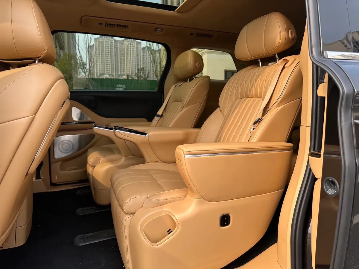 2025 Voyah Dream 1.5T 150HP L4 PHEV 41.7KWH,autocango,china used car exporter,china ev exporter,chinese used car exporter,chinese used ev exporter