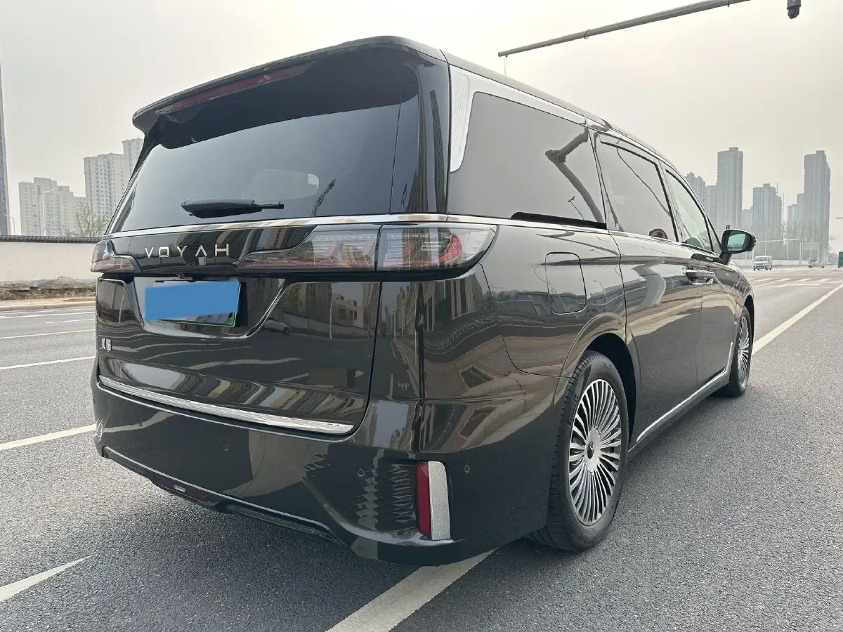 2025 Voyah Dream 1.5T 150HP L4 PHEV 41.7KWH,autocango,china used car exporter,china ev exporter,chinese used car exporter,chinese used ev exporter