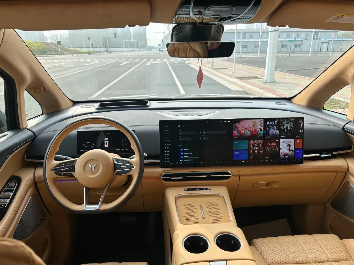 2025 Voyah Dream 1.5T 150HP L4 PHEV 41.7KWH,autocango,china used car exporter,china ev exporter,chinese used car exporter,chinese used ev exporter