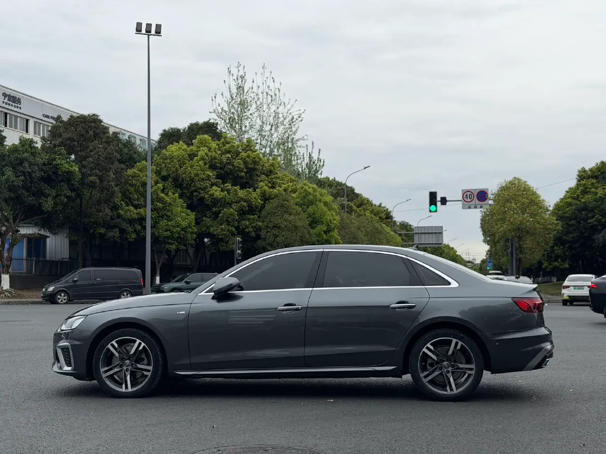 2020 Audi A4L 2.0T 190HP L4 7DCT,autocango,china used car exporter,china ev exporter,chinese used car exporter,chinese used ev exporter