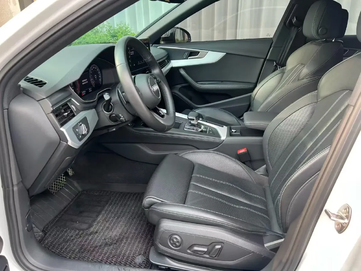 2022 Audi A4L 2.0T 190HP L4 7DCT,autocango,china used car exporter,china ev exporter,chinese used car exporter,chinese used ev exporter