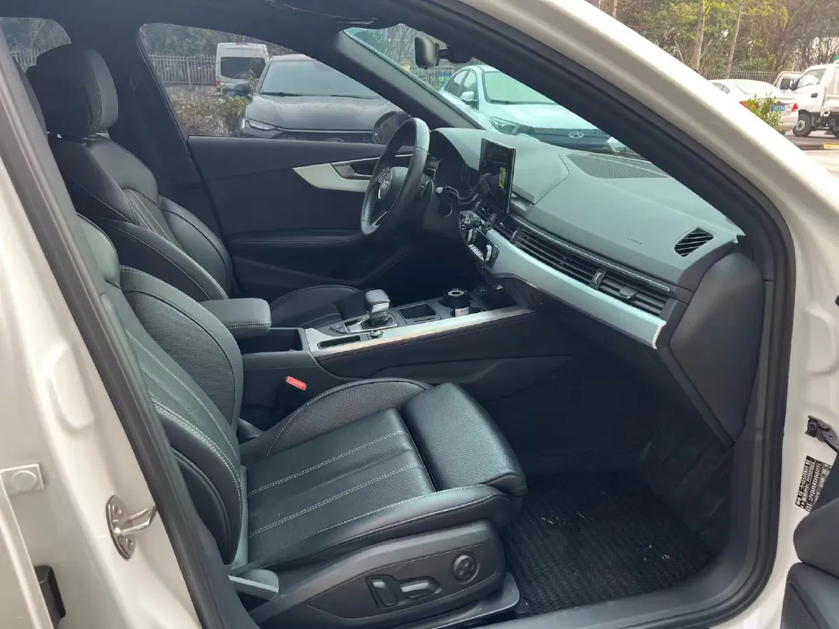 2022 Audi A4L 2.0T 190HP L4 7DCT,autocango,china used car exporter,china ev exporter,chinese used car exporter,chinese used ev exporter