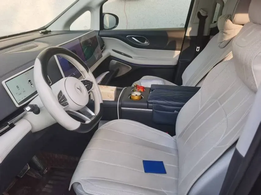 2025 Voyah Dream 1.5T 150HP L4 PHEV 41.7KWH,autocango,china used car exporter,china ev exporter,chinese used car exporter,chinese used ev exporter