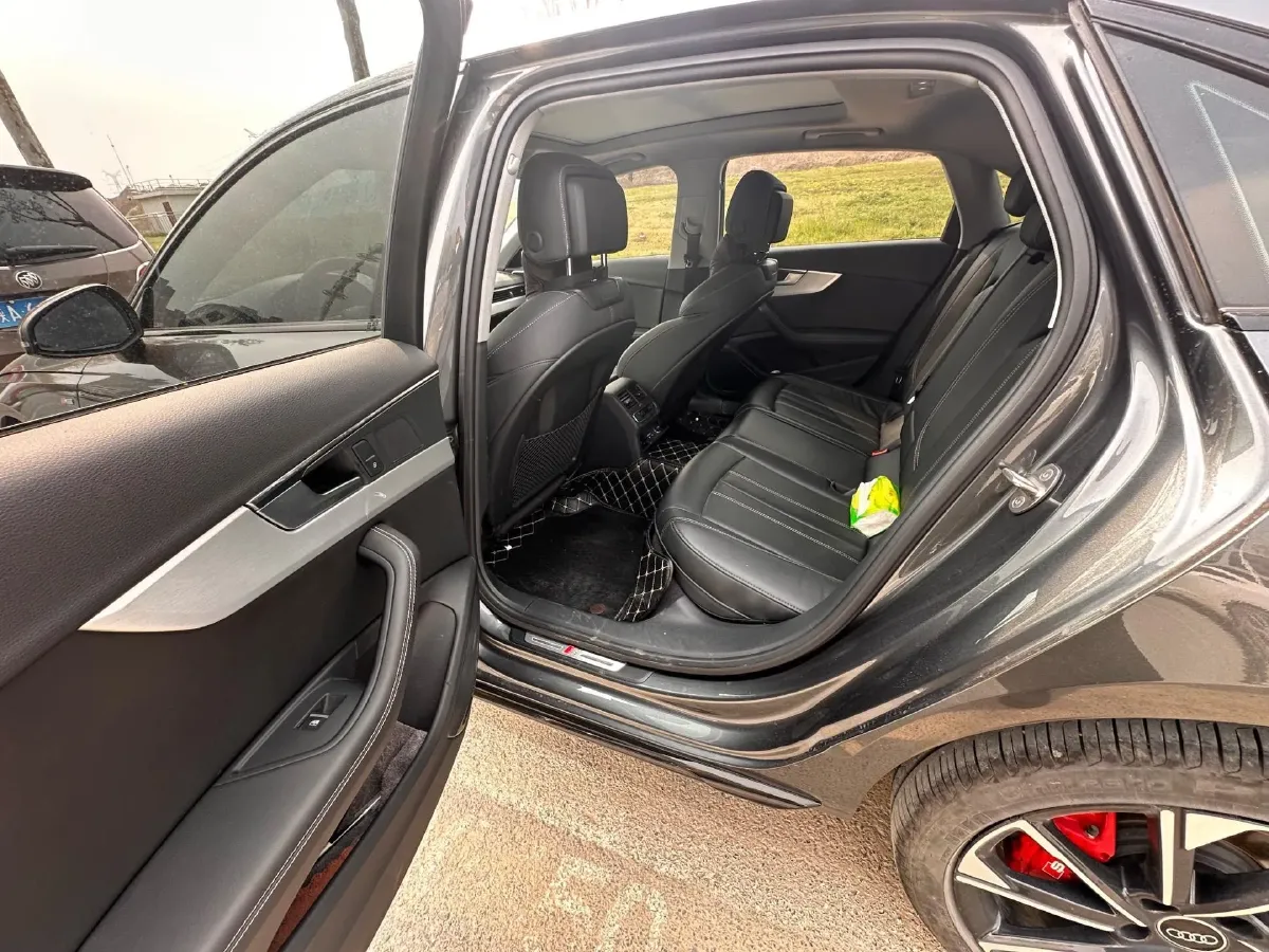 2022 Audi A4L 2.0T 190HP L4 7DCT,autocango,china used car exporter,china ev exporter,chinese used car exporter,chinese used ev exporter