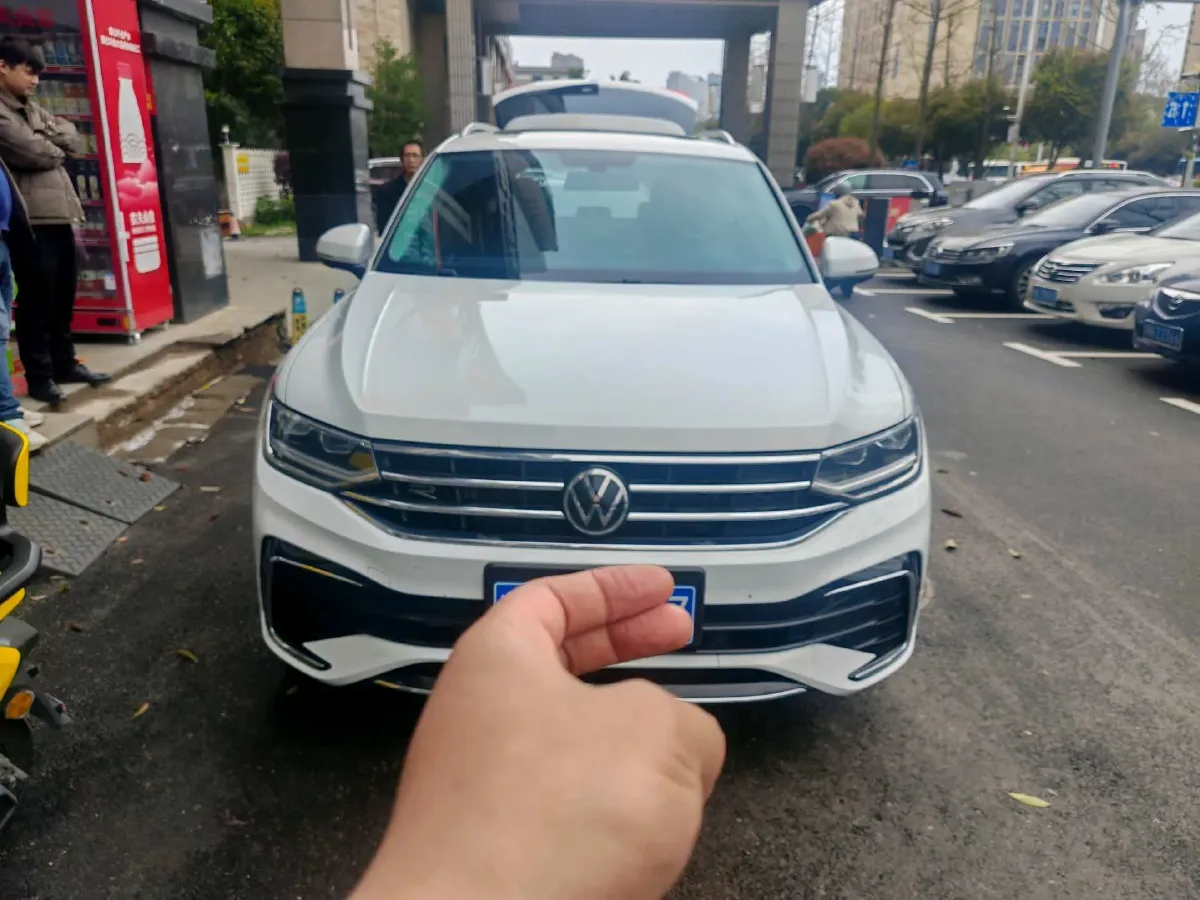 2025 Volkswagen Tiguan L 2.0T 186HP L4 7DCT,autocango,china used car exporter,china ev exporter,chinese used car exporter,chinese used ev exporter