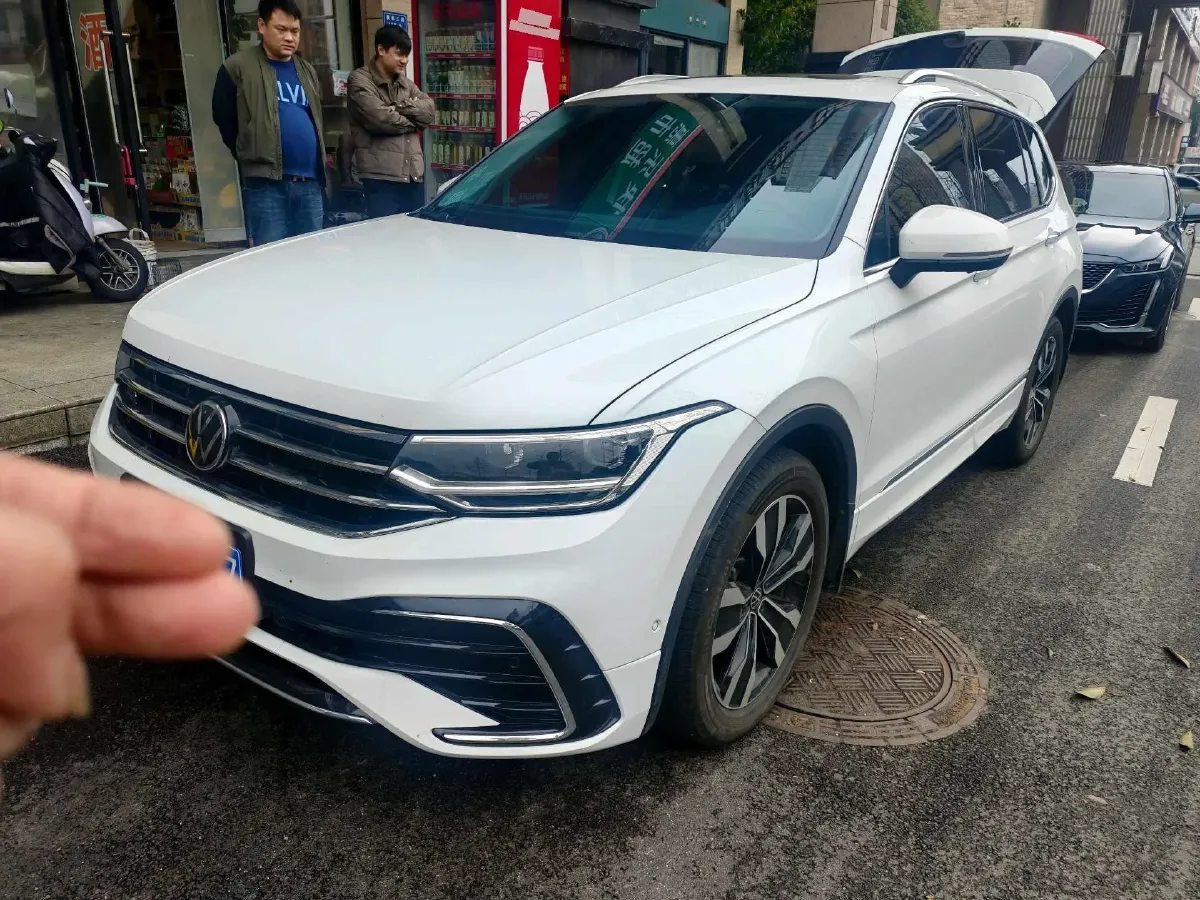2025 Volkswagen Tiguan L 2.0T 186HP L4 7DCT,autocango,china used car exporter,china ev exporter,chinese used car exporter,chinese used ev exporter