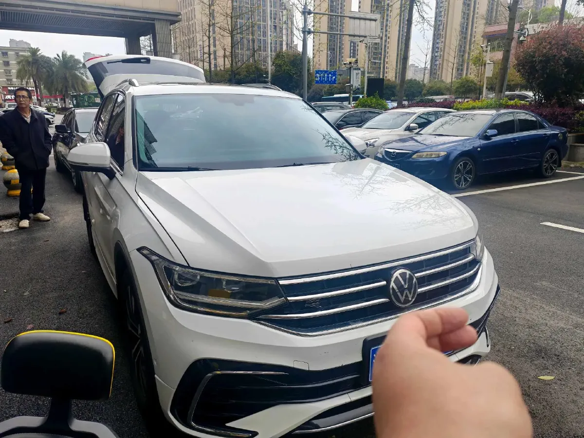 2025 Volkswagen Tiguan L 2.0T 186HP L4 7DCT,autocango,china used car exporter,china ev exporter,chinese used car exporter,chinese used ev exporter