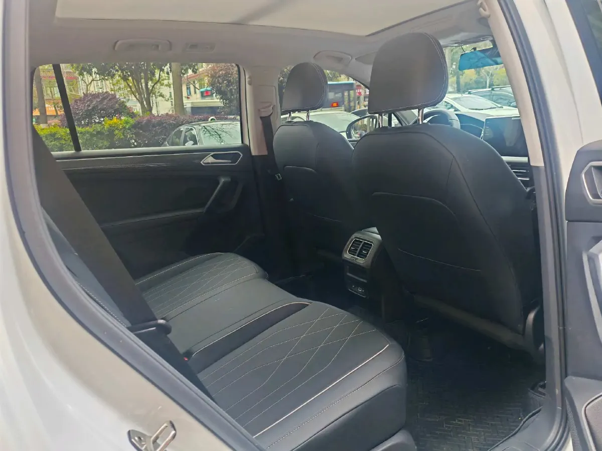 2025 Volkswagen Tiguan L 2.0T 186HP L4 7DCT,autocango,china used car exporter,china ev exporter,chinese used car exporter,chinese used ev exporter
