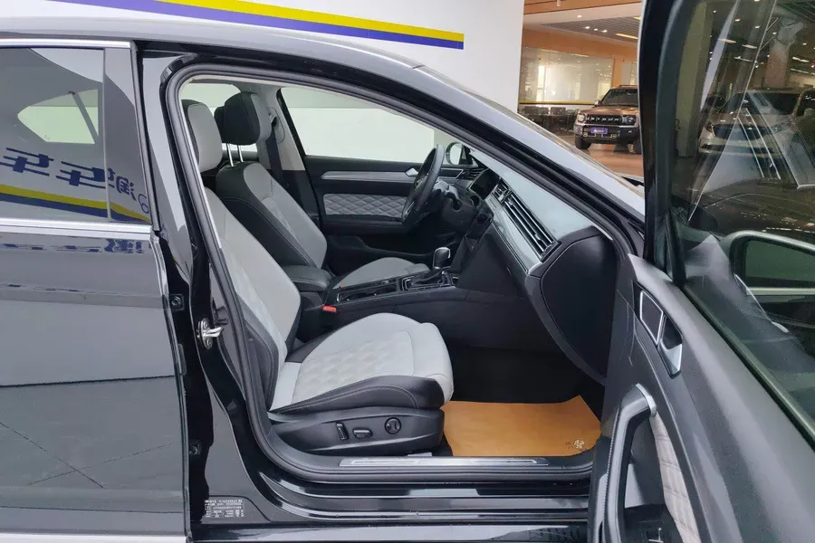 2023 Volkswagen Magotan 2.0T 186HP L4 7DCT,autocango,china used car exporter,china ev exporter,chinese used car exporter,chinese used ev exporter