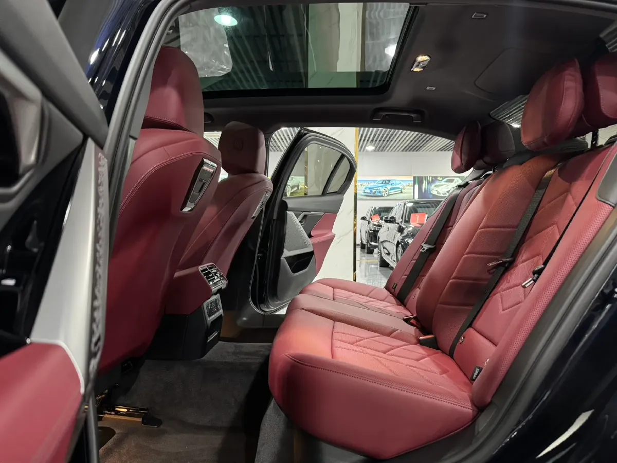 2025 BMW 5 Series 2.0T 258HP L4 8AT,autocango,china used car exporter,china ev exporter,chinese used car exporter,chinese used ev exporter