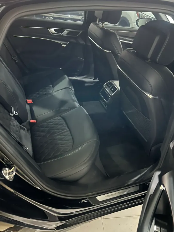 2024 Audi A6L 2.0T 245HP L4 7DCT,autocango,china used car exporter,china ev exporter,chinese used car exporter,chinese used ev exporter