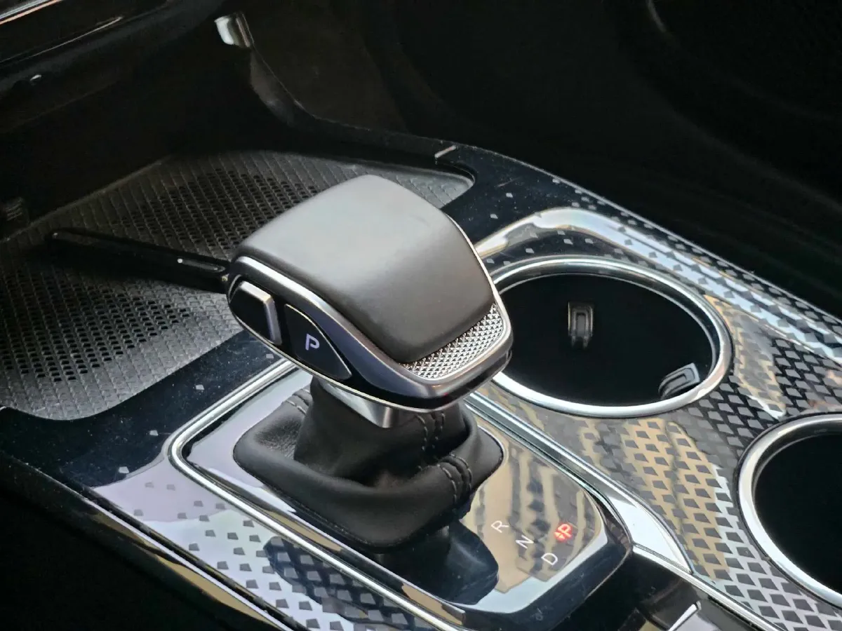 2024 HongQi HS3 1.5T 169HP L4 1DHT PHEV 18.4KWH,autocango,china used car exporter,china ev exporter,chinese used car exporter,chinese used ev exporter