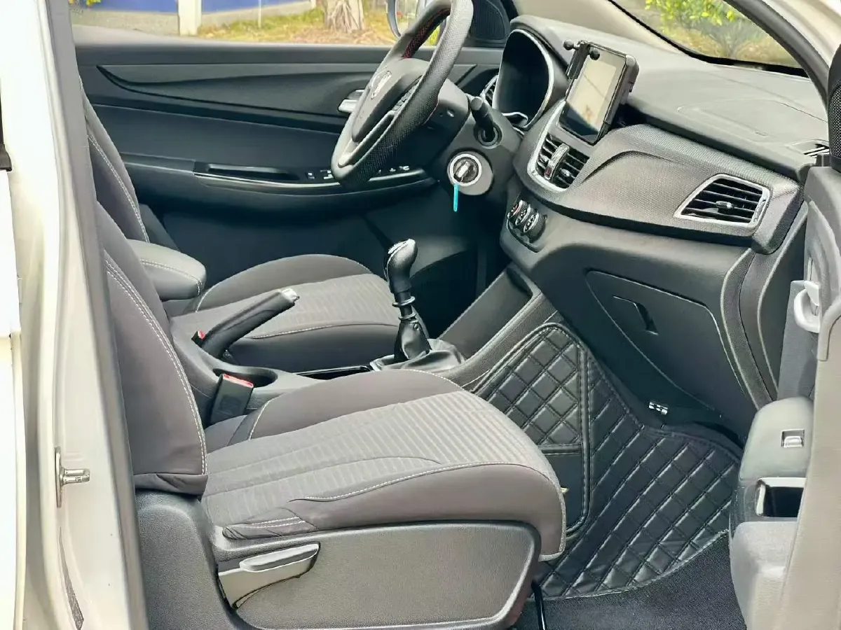 2021 BaoJun 730 1.5L 105HP L4 6MT,autocango,china used car exporter,china ev exporter,chinese used car exporter,chinese used ev exporter