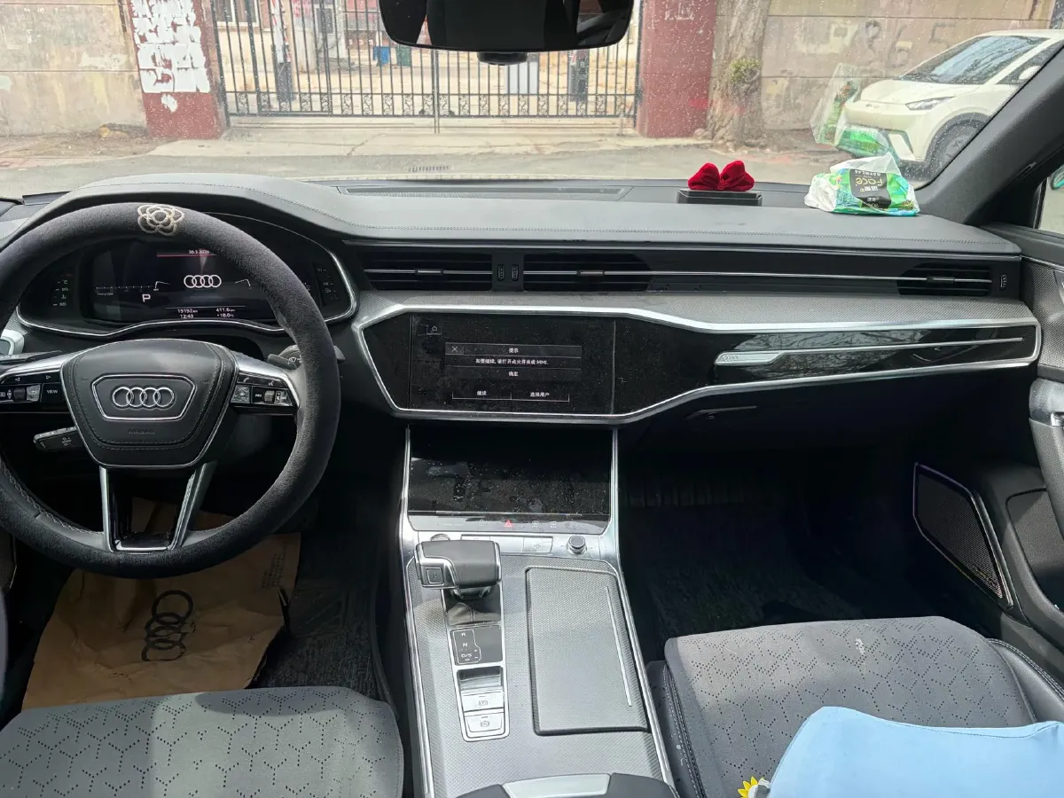 2024 Audi A6L 2.0T 245HP L4 7DCT,autocango,china used car exporter,china ev exporter,chinese used car exporter,chinese used ev exporter