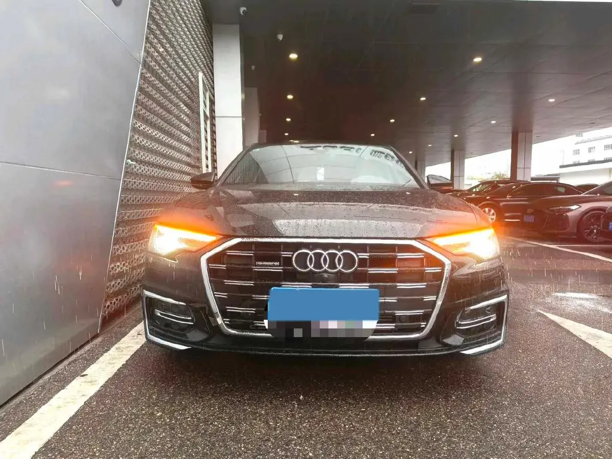 2025 Audi A6L 2.0T 245HP L4 7DCT,autocango,china used car exporter,china ev exporter,chinese used car exporter,chinese used ev exporter