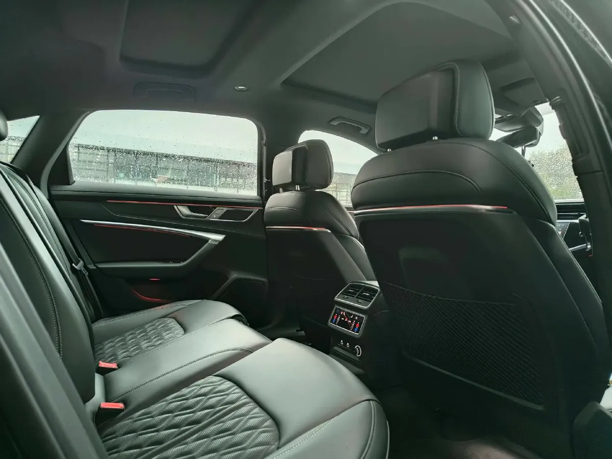 2025 Audi A6L 2.0T 245HP L4 7DCT,autocango,china used car exporter,china ev exporter,chinese used car exporter,chinese used ev exporter