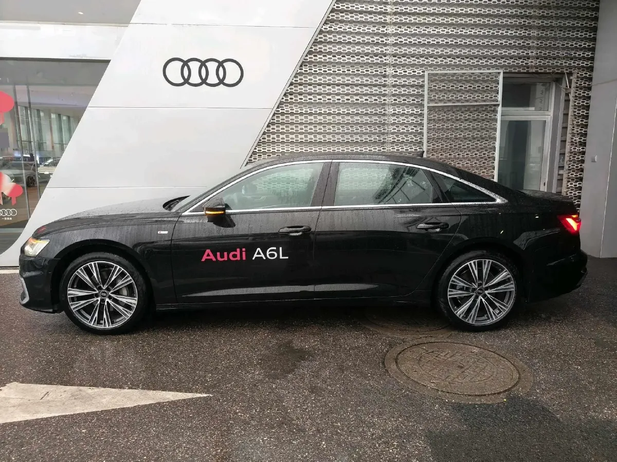 2025 Audi A6L 2.0T 245HP L4 7DCT,autocango,china used car exporter,china ev exporter,chinese used car exporter,chinese used ev exporter