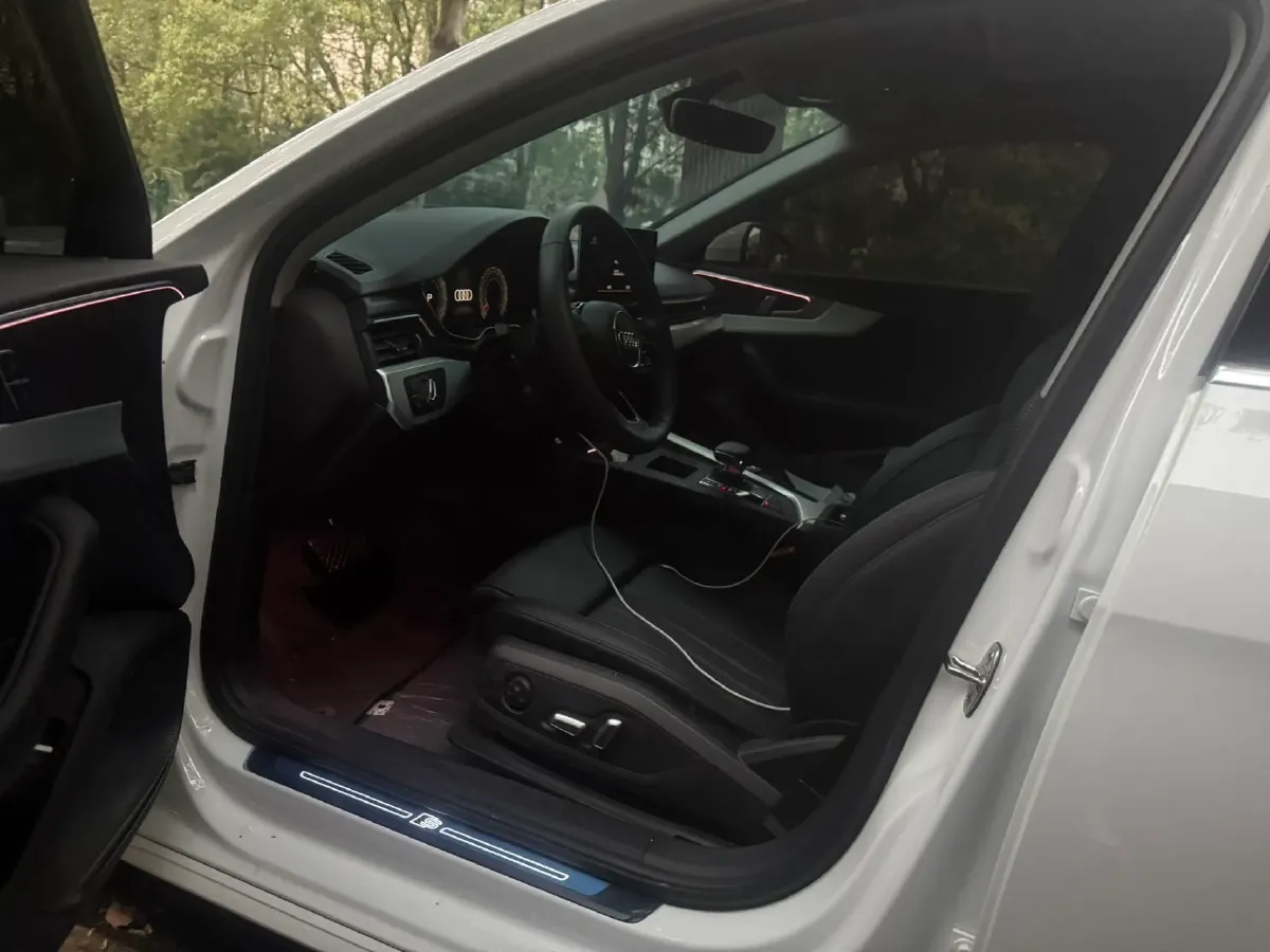 2025 Audi A4L 2.0T 190HP L4 7DCT,autocango,china used car exporter,china ev exporter,chinese used car exporter,chinese used ev exporter