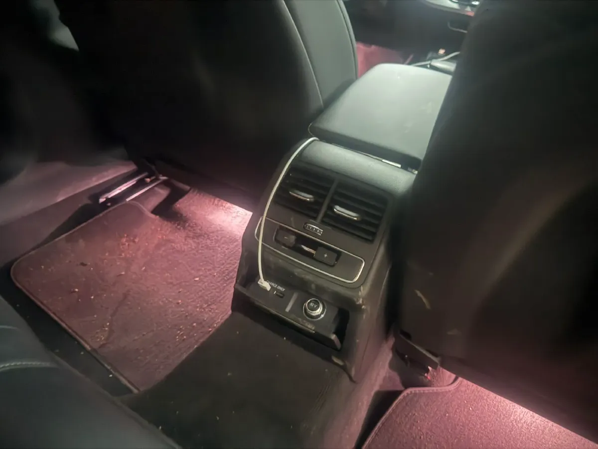 2025 Audi A4L 2.0T 190HP L4 7DCT,autocango,china used car exporter,china ev exporter,chinese used car exporter,chinese used ev exporter