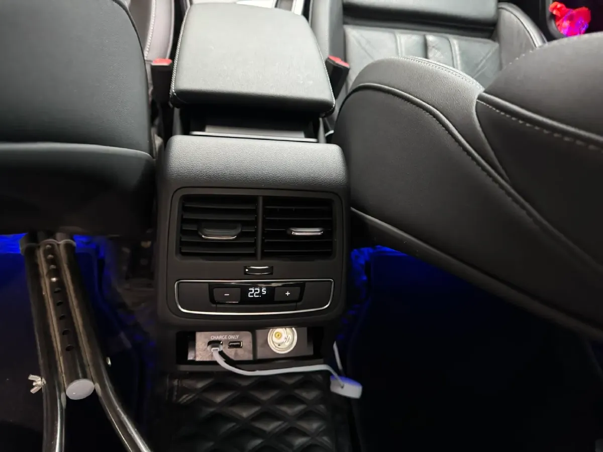 2020 Audi A4L 2.0T 190HP L4 7DCT,autocango,china used car exporter,china ev exporter,chinese used car exporter,chinese used ev exporter