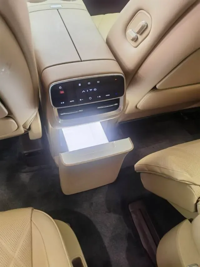 2025 AITO AITO M8 REEV 160HP REEV 53.4KWH,autocango,china used car exporter,china ev exporter,chinese used car exporter,chinese used ev exporter