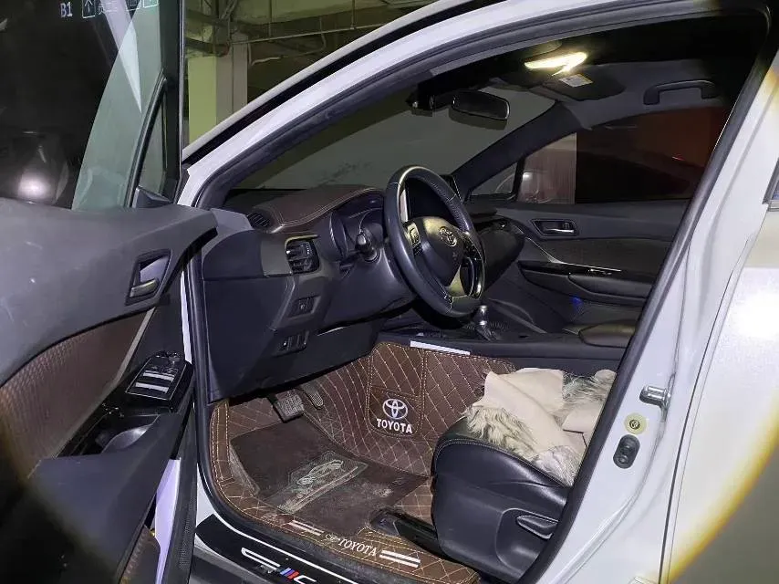 2018 Toyota C-HR 2.0L 171HP L4 CVT,autocango,china used car exporter,china ev exporter,chinese used car exporter,chinese used ev exporter