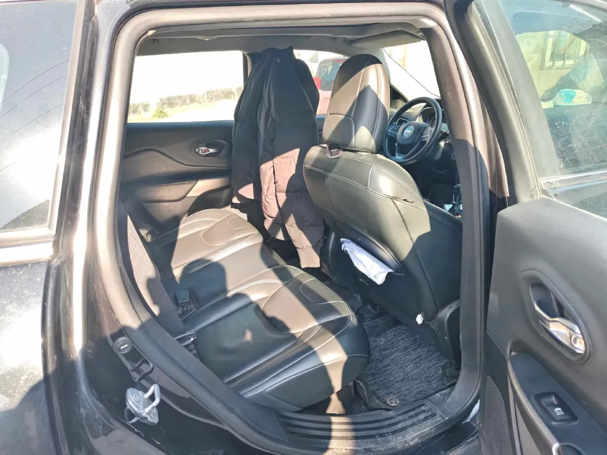 2019 Jeep Cherokee 2.0T 234HP L4 9AT,autocango,china used car exporter,china ev exporter,chinese used car exporter,chinese used ev exporter