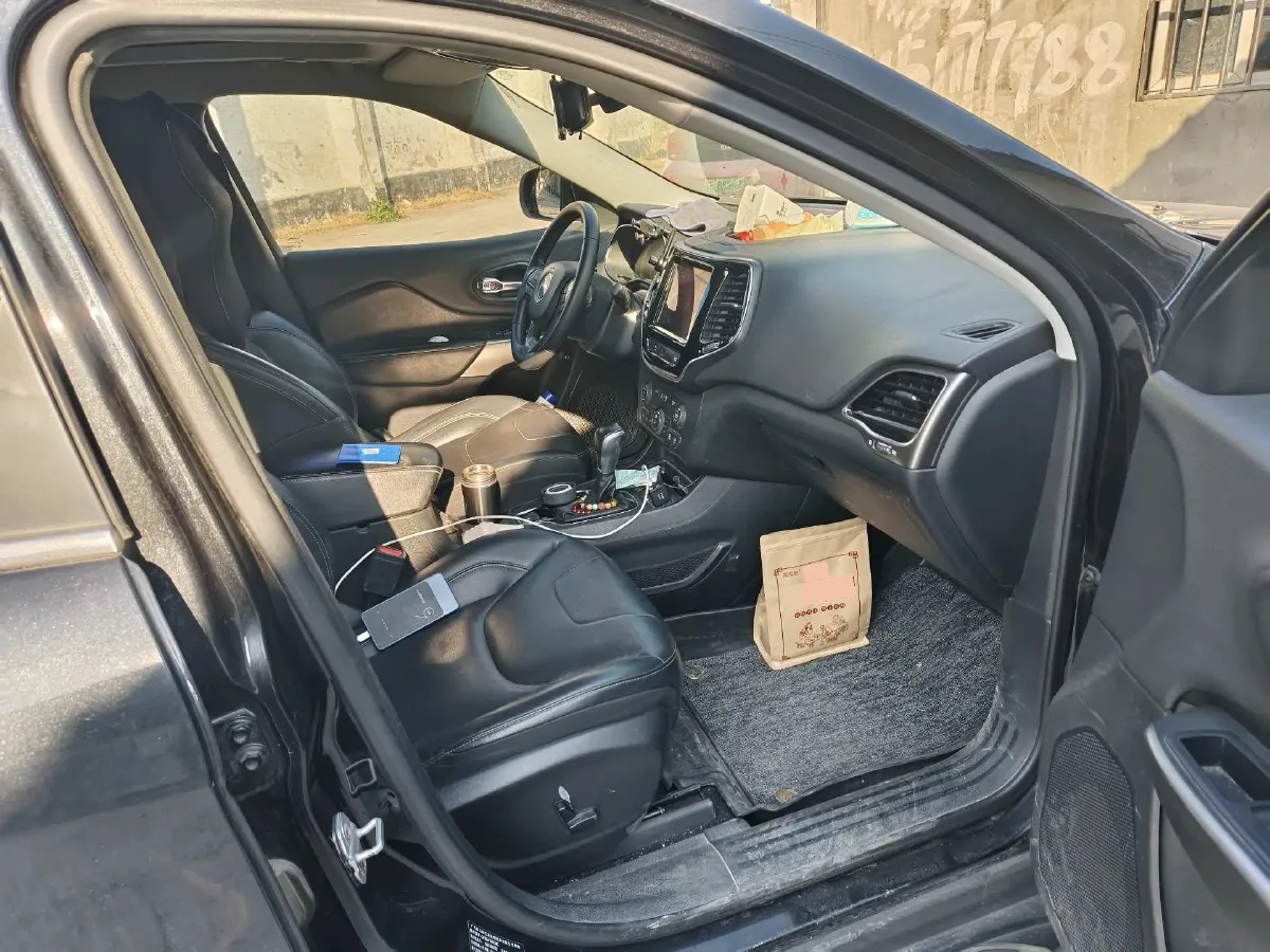 2019 Jeep Cherokee 2.0T 234HP L4 9AT,autocango,china used car exporter,china ev exporter,chinese used car exporter,chinese used ev exporter