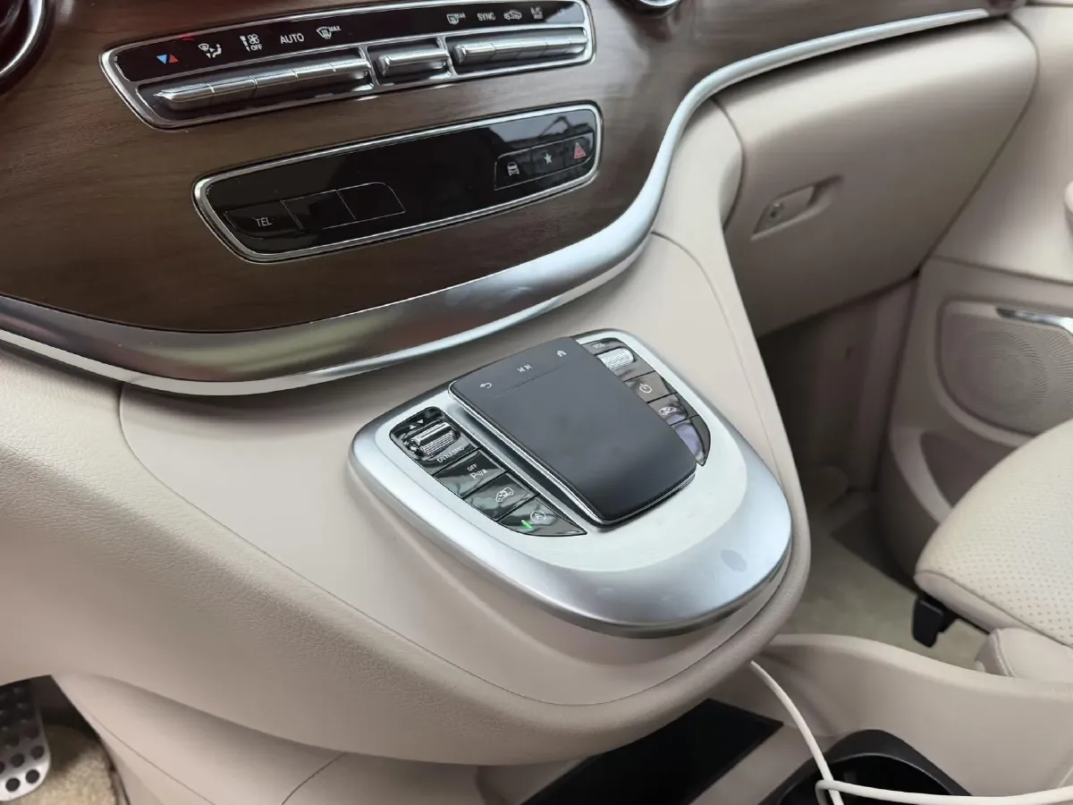 2022 Mercedes-Benz V Class 2.0T 211HP L4 9AT,autocango,china used car exporter,china ev exporter,chinese used car exporter,chinese used ev exporter