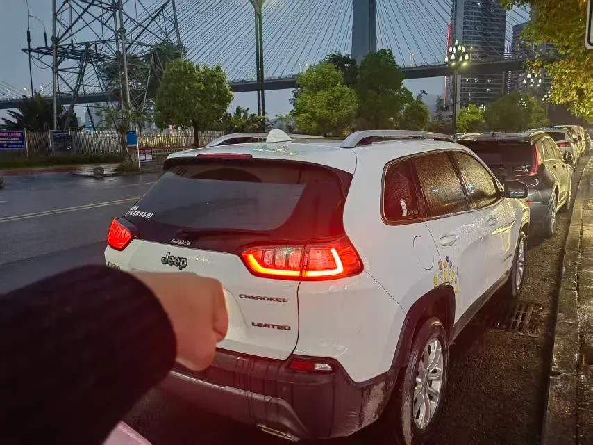 2020 Jeep Cherokee 2.0T 234HP L4 9AT,autocango,china used car exporter,china ev exporter,chinese used car exporter,chinese used ev exporter