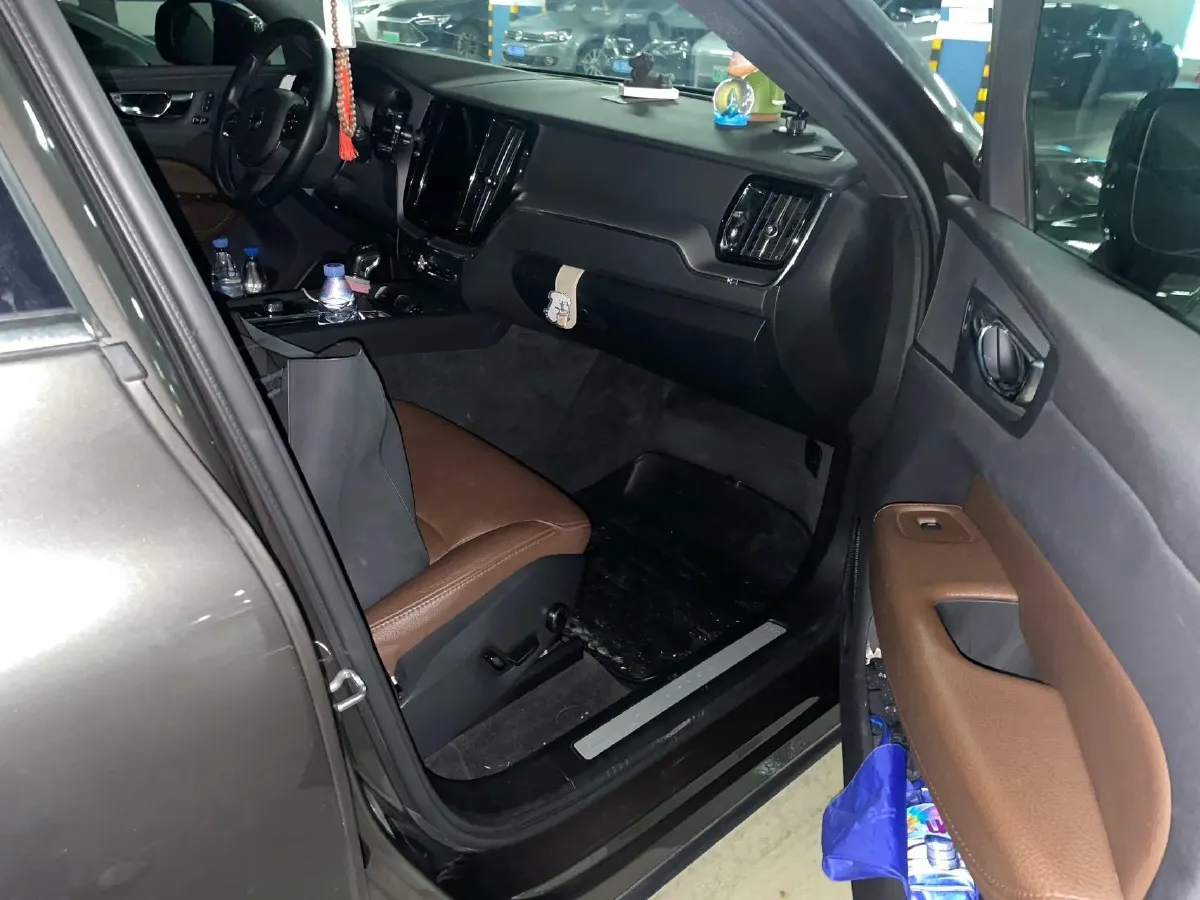 2020 Volvo XC60 2.0T 254HP L4 8AT,autocango,china used car exporter,china ev exporter,chinese used car exporter,chinese used ev exporter