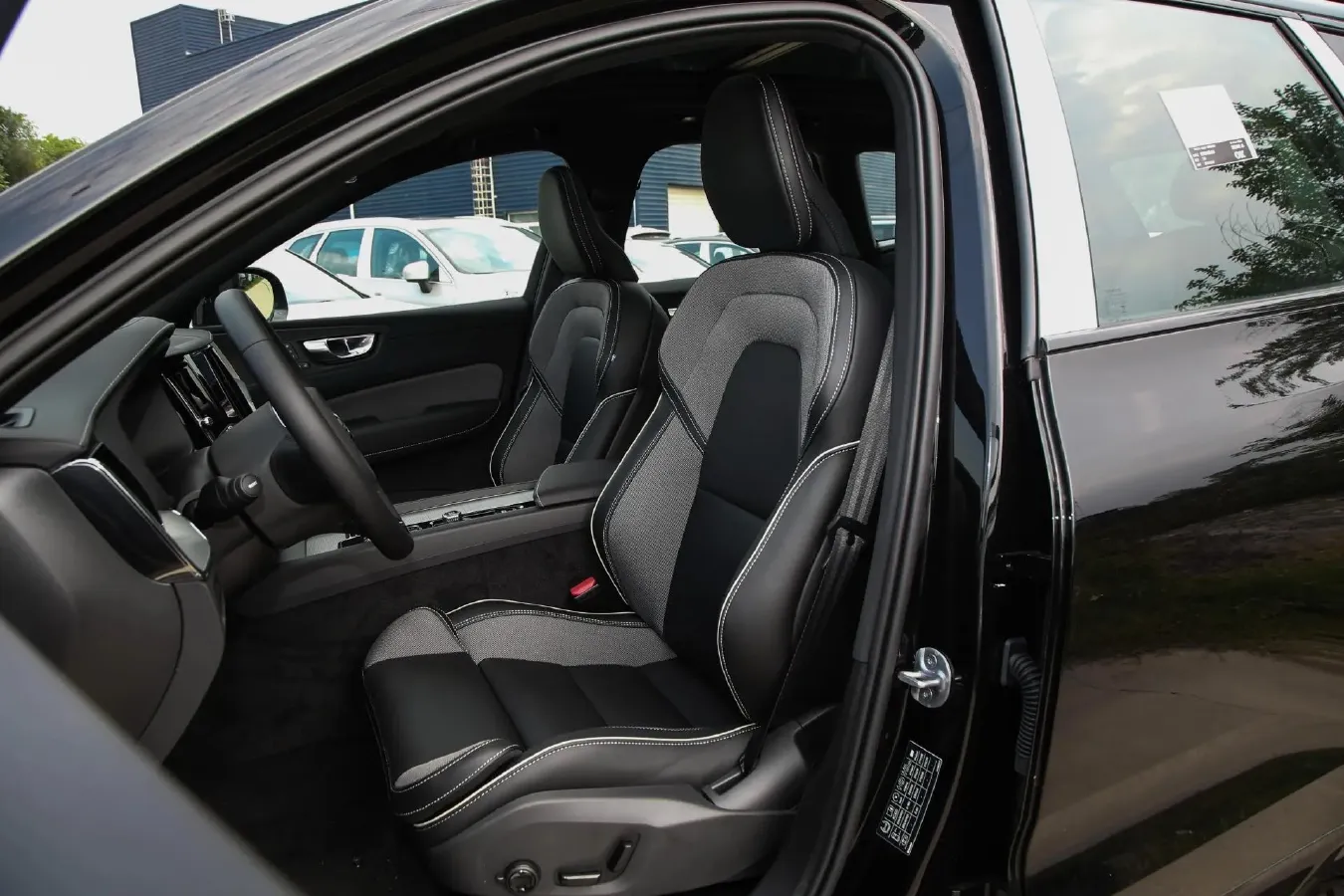 2025 Volvo XC60 PHEV 2.0T 310HP L4 8AT PHEV 18.8KWH,autocango,china used car exporter,china ev exporter,chinese used car exporter,chinese used ev exporter