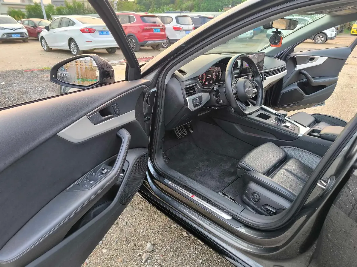 2022 Audi A4L 2.0T 190HP L4 7DCT,autocango,china used car exporter,china ev exporter,chinese used car exporter,chinese used ev exporter