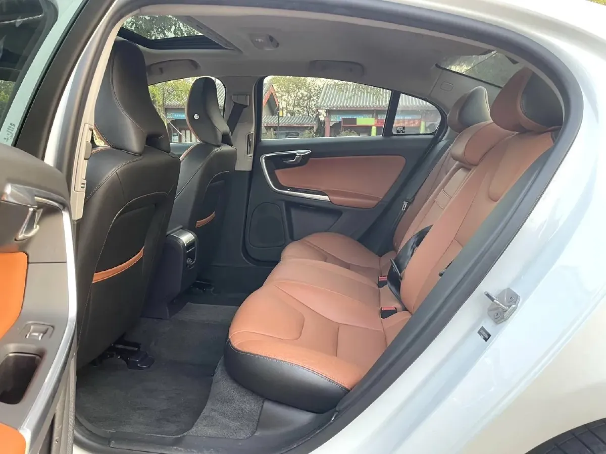 2019 Volvo S60 2.0T 245HP L4 8AT,autocango,china used car exporter,china ev exporter,chinese used car exporter,chinese used ev exporter