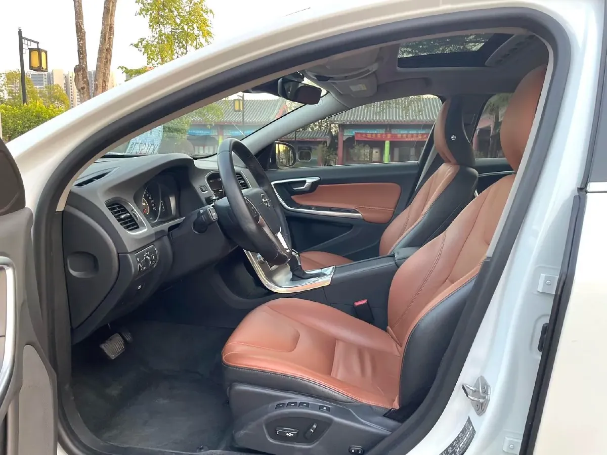 2019 Volvo S60 2.0T 245HP L4 8AT,autocango,china used car exporter,china ev exporter,chinese used car exporter,chinese used ev exporter